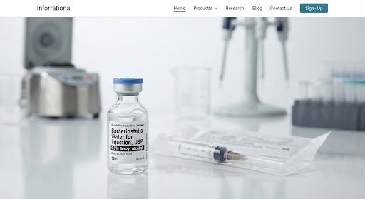Fotografia clinica de vial de agua bacteriostatica y jeringa medica de precision
