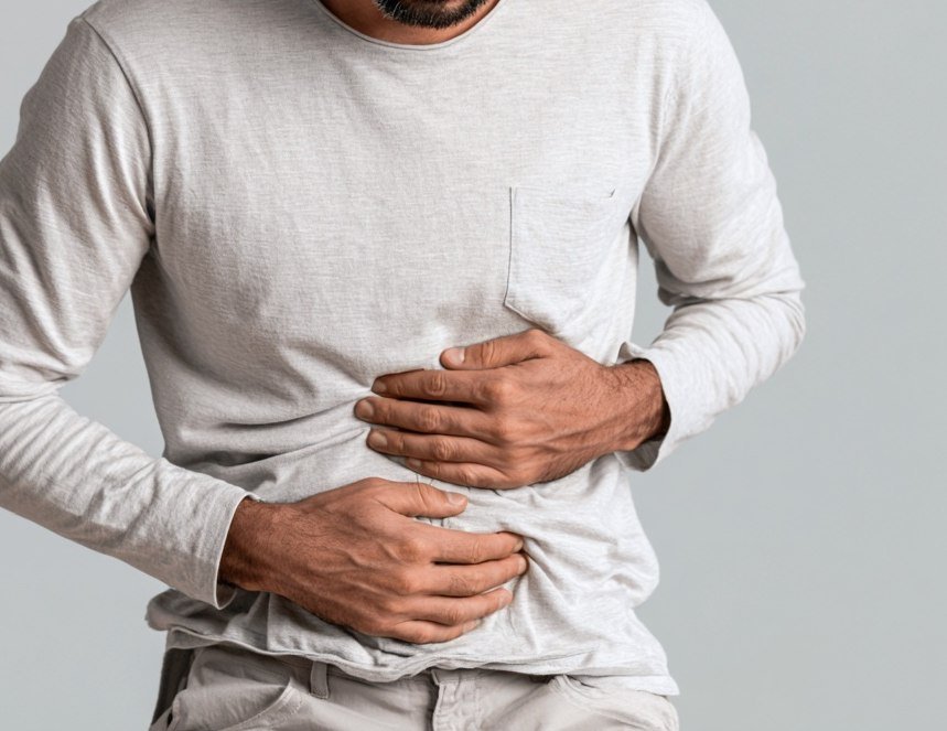 Hombre sosteniendo su estómago por molestia o náusea