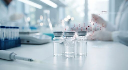 Fotografia clinica de viales medicos con solucion transparente de peptidos