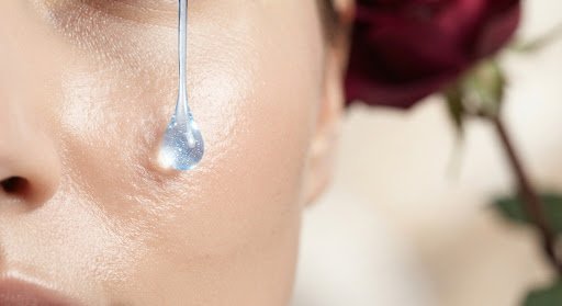 Primer plano de piel saludable con una gota de sérum
